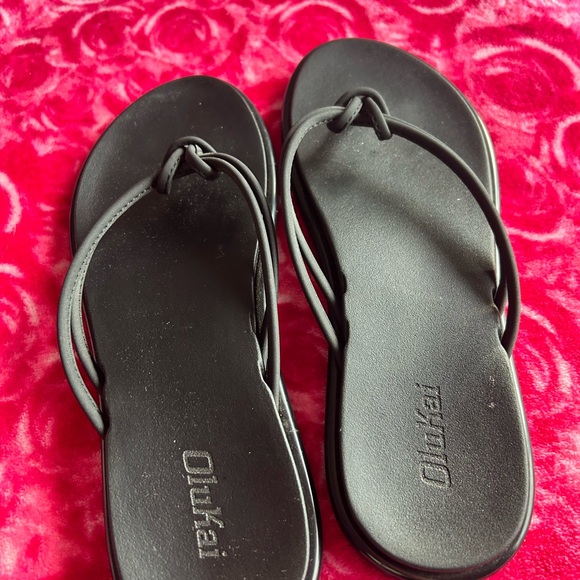 Olukai black flip flops size 8 - Picture 2 of 3